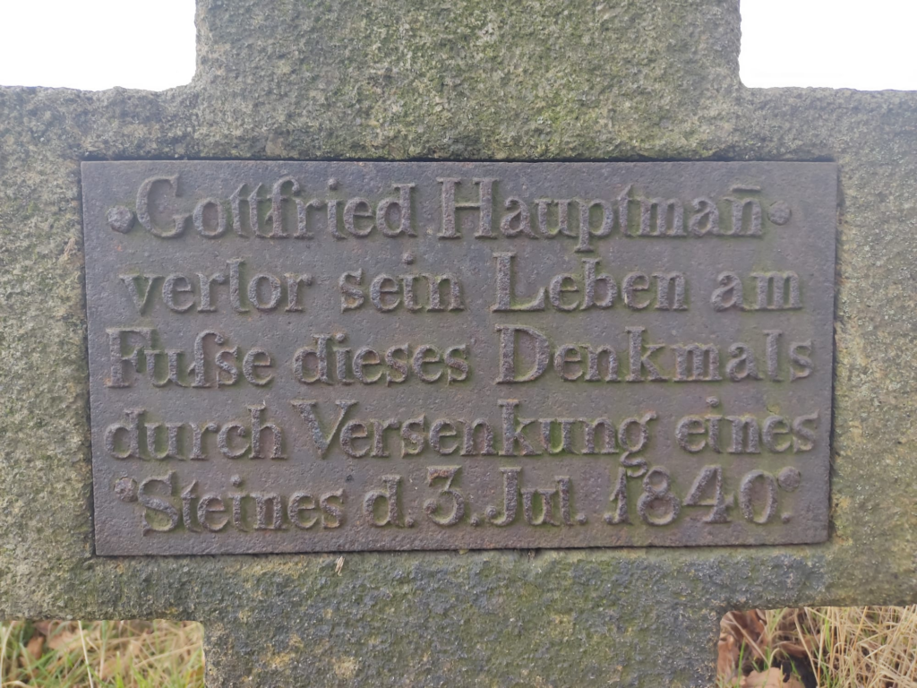 Inschrift auf dem Denkmal am Ortsausgang Schönbach zum tödlichen Unfall von Gottfried Hauptmann am 03. Juli 1840.